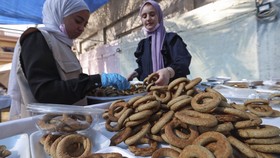 FOTO: Kue Cincin Kudapan Warga Gaza saat Idul Fitri di Pengungsian