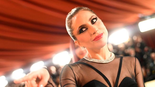 Lady Gaga digosipkan bertunangan dengan Michael Polansky setelah terlihat kenakan cincin berlian di jari manis tangan kirinya.