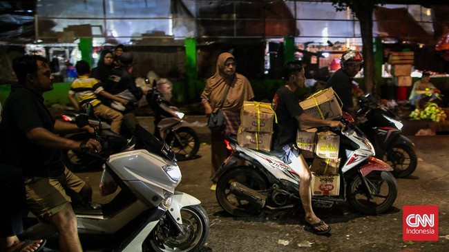 FOTO: Kala Emak-emak Serbu Pasar Minggu Buat Belanja Persiapan Lebaran