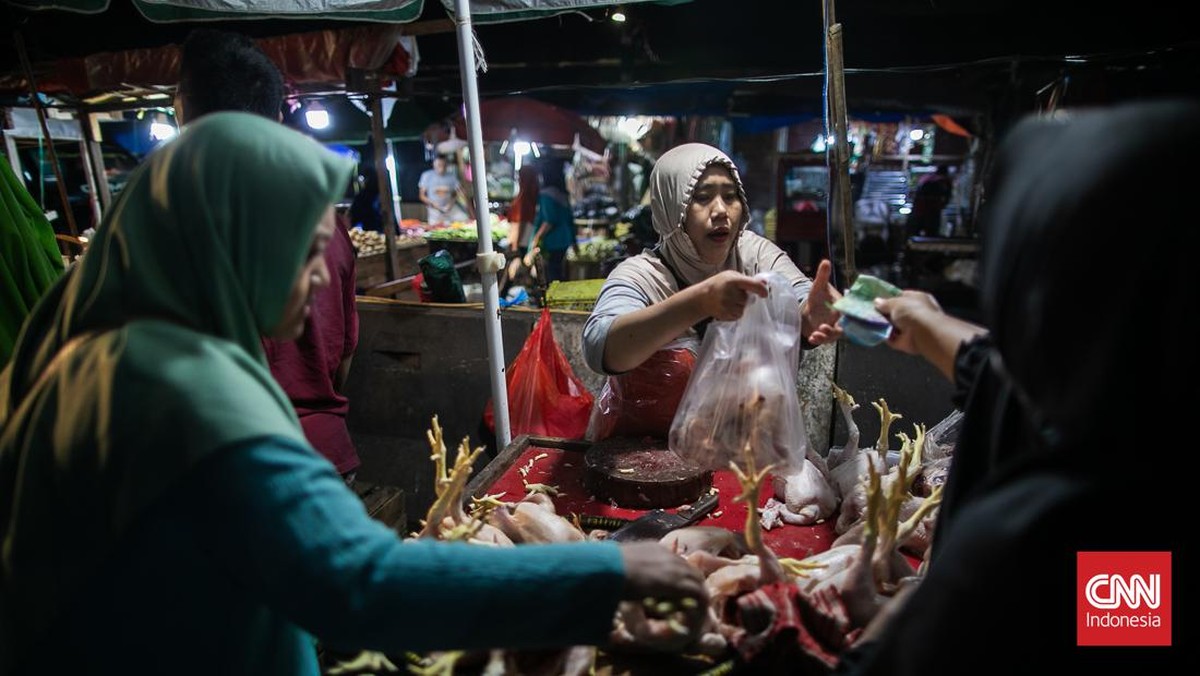 FOTO: Kala Emak-emak Serbu Pasar Minggu Buat Belanja Persiapan Lebaran