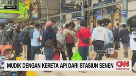 VIDEO: H-1 Lebaran, Stasiun Pasar Senen Masih Ramai