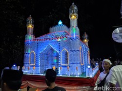 Miniatur Masjid dari Botol-Setan Terkurung Ramaikan Pawai Takbiran di Lombok