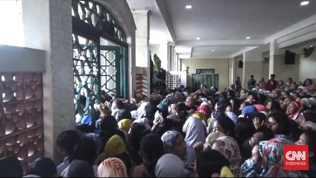 Kekacauan Pecah saat Pembagian Zakat di Masjid Makassar, Dua Orang Jatuh Pingsan