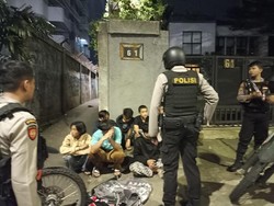 Polisi Bubarkan SOTR Sekelompok Pemuda Nyalakan Petasan di Jaksel
