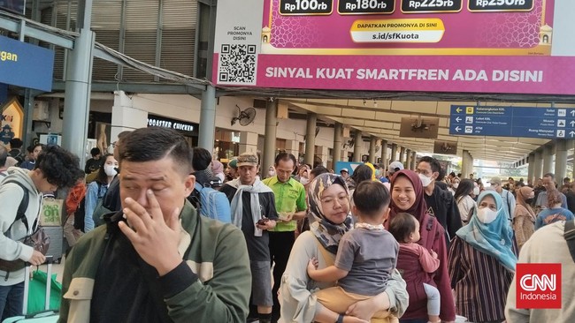 Stasiun Pasar Senen, Jakarta dipadati penumpang pada Selasa (9/4) pagi atau H-4 Hari Raya Idulfitri 1445 hijriah atau Lebaran 2024.