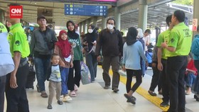 VIDEO: H-1 Lebaran, Stasiun Pasar Senen Masih Dipadati Pemudik