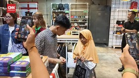 VIDEO: Tanpa Pengawalan, Gibran Borong Baju Lebaran Untuk Anak Yatim