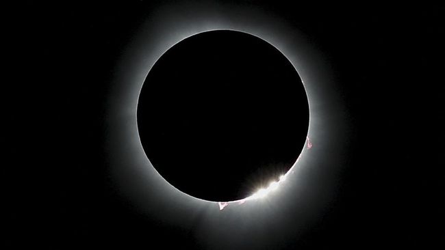 The moon blots out the sun, during a total solar eclipse, as seen from Carbondale, Illinois, U.S. April 8, 2024. REUTERS/Evelyn Hockstein