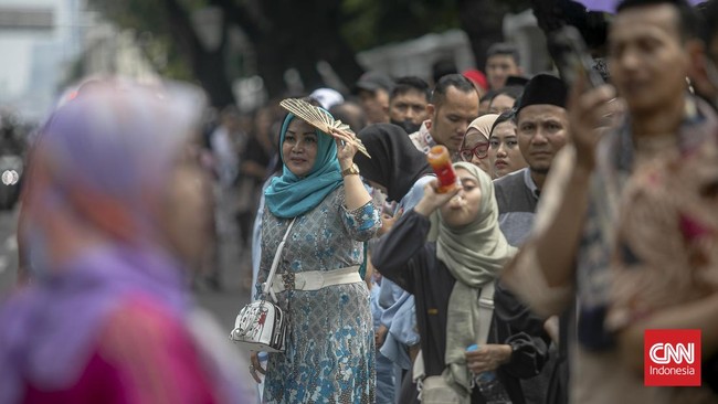 FOTO: Warga Antre Open House Jokowi saat Hari Pertama Lebaran 2024