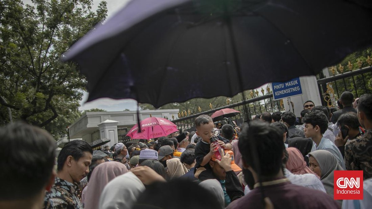 FOTO: Warga Antre Open House Jokowi saat Hari Pertama Lebaran 2024