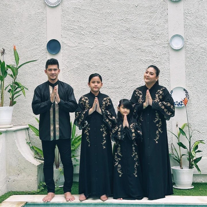 <p>Keluarga pasangan artis Audy Item dan Iko Uwais juga tak kalah kompak dari seleb lainnya. Bersama kedua anak perempuannya, Audy dan Iko terlihat mengenakan baju Lebaran yang seragam berwarna hitam. (Foto: Instagram@audyitem)</p>