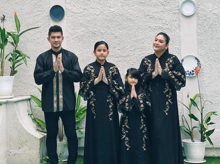 9 Potret Keluarga Seleb Tanah Air Rayakan Lebaran, Serasi Kenakan Baju Seragam