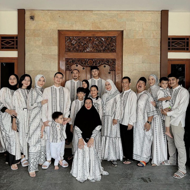 <p>Idul Fitri menjadi momen yang tepat untuk berkumpul bersama keluarga merayakan kemenangan. Kali ini, Citra Kirana dan Rezky Aditya juga memeriahkan Lebaran dengan mengenakan baju seragam berwarna putih bersama satu keluarga besar. (Foto: Instagram@citraciki)</p>