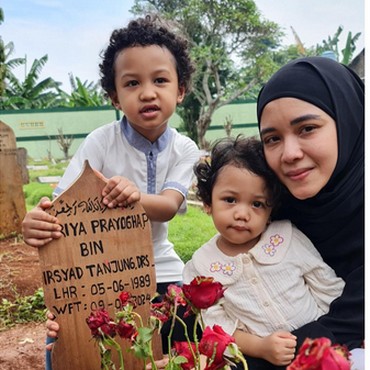Ziarah ke Makam Suami di Lebaran Pertama, Istri Babe Cabita Tulis Pesan Haru