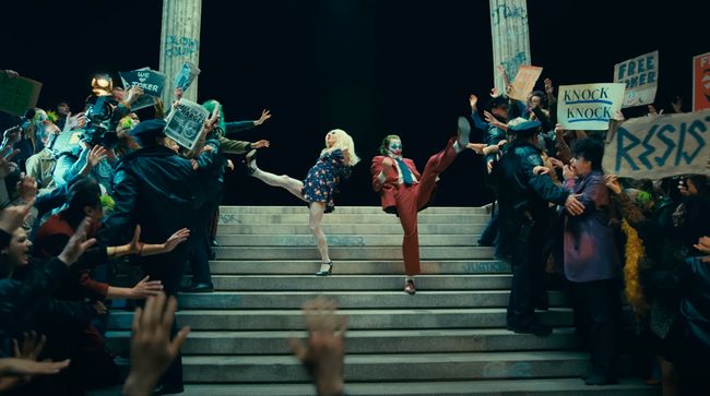 Todd Phillips beber makna di balik perpisahan Arthur Fleck (Joaquin Phoenix) dan Harley Quinn (Lady Gaga) di ending Joker: Folie à Deux.