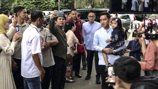 Gibran Rakabuming Raka bertandang ke kediaman pribadi calon presiden terpilih Prabowo Subianto di Jalan Kertanegara, Jakarta, halalbihalal Idul Fitri 1445.