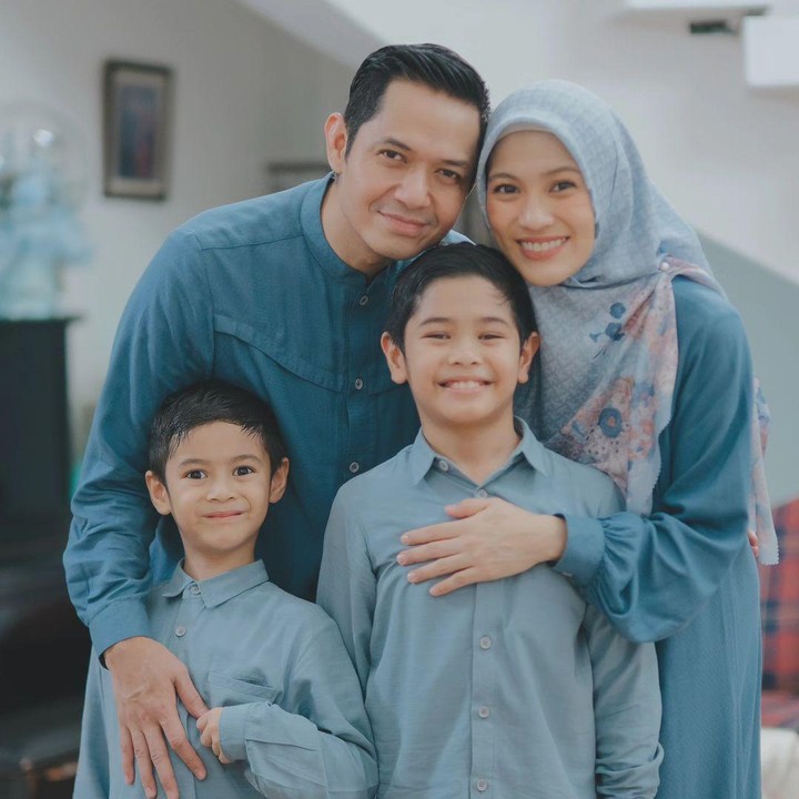 <p>Alysa Soebandono dan Dude Harlino juga mengunggah momen Lebaran bersama anak-anak di media sosial. Mereka terlihat kompak mengenakan baju Lebaran senada berwarna biru denim. (Foto: Instagram@ichasoebandono)</p>