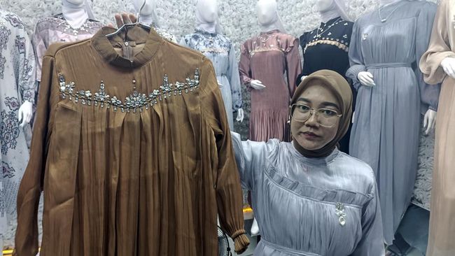 Sejak beberapa waktu lalu baju Lebaran sudah mulai menyilaukan lantaran tren baju shimmer Lebaran. Apa itu?