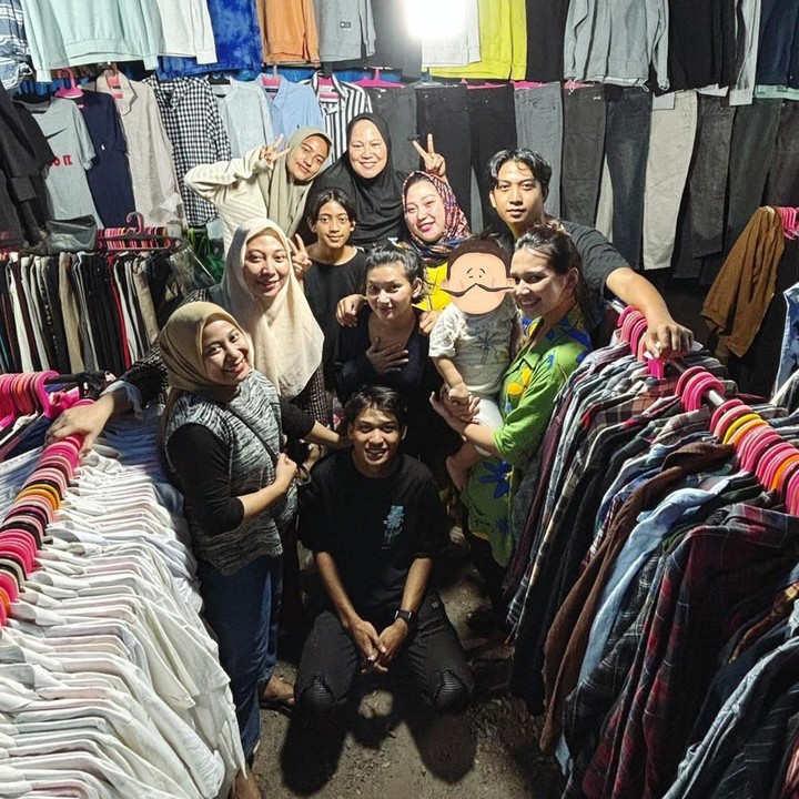 <p>Dalam unggahan tersebut, terlihat keluarga besar Arie memberikan sambutan yang begitu hangat kepada Indah dan putranya. (Foto: Instagram@indahpermatas)</p>