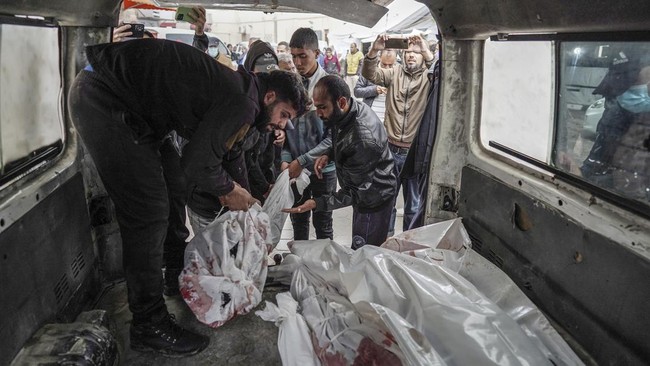 Israel bombardir gedung sekolah di Nuseirat, Gaza tengah, usai menuduh kompleks itu dijadikan markas Hamas.