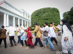 Momen Warga Jatuh hingga Pingsan Berebut Masuk Open House Jokowi