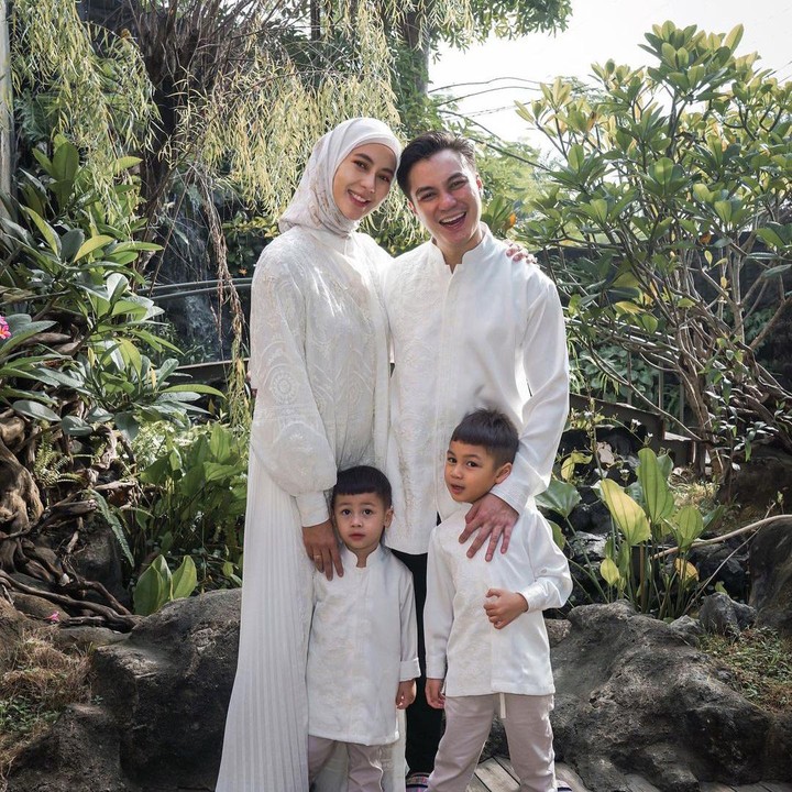 <p>Baim Wong bersama sang istri, Paula Verhoeven, dan kedua anak laki-laki, terlihat kompak mengenakan seragam Lebaran berwarna putih. "Selamat Idul Fitri mohon maaf lahir dan batin semua," tulis Paula. (Foto: Instagram@paula_verhoeven)</p>