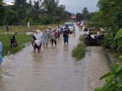 Pilu Warga di Luwu Utara Jalan Kaki Terobos Banjir demi Tunaikan Salat Id