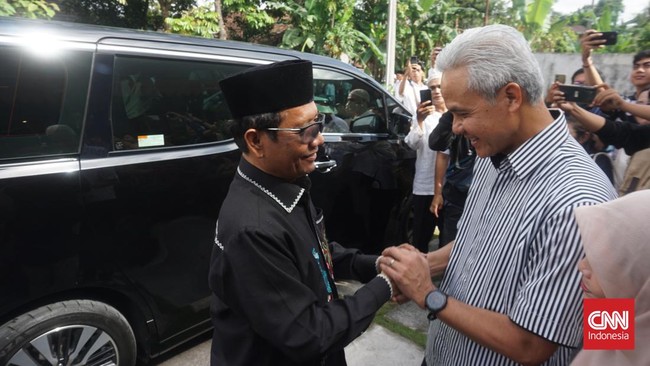 Mahfud datang ke open house yang digelar di rumah baru Ganjar Pranowo saat Lebaran 2024, Rabu (10/4).
