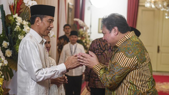 Ketua Umum Golkar dan PAN sama-sama mengalih pembicaraan saat ditanya isu reshuffle kabinet Presiden Jokowi.