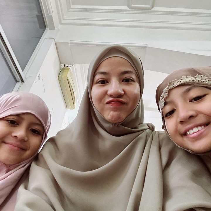 <p>Dalam unggahan tersebut, terlihat beberapa potret ketika dia bersama kedua anak perempuannya melaksanakan ibadah salat Idul Fitri di masjid. (Foto: Instagram@natasharizkynew)</p>