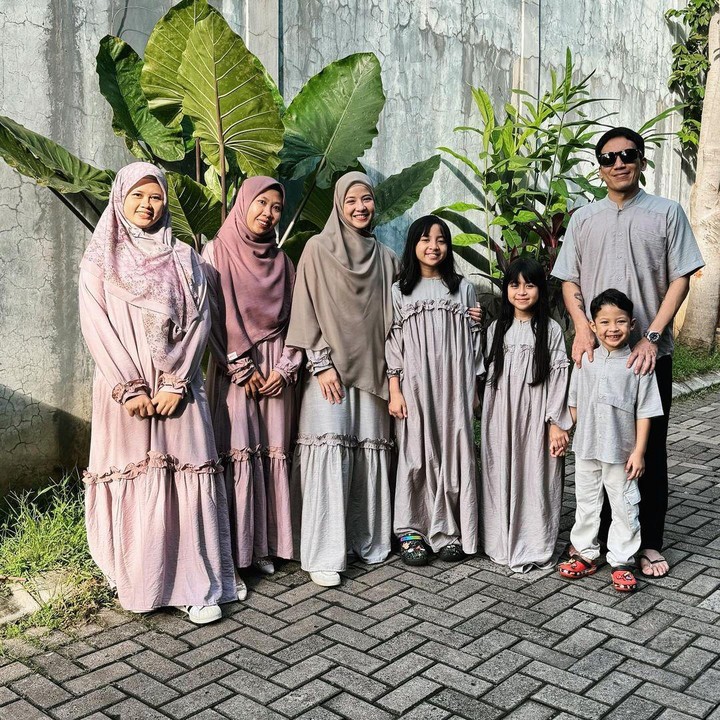<p>Lebaran kali ini tentunya berbeda bagi Natasha Rizky dan Desta Mahendra. Sebab, keduanya telah resmi bercerai pada Juni 2023 lalu. Meski begitu, Natasha dan Desta tetap kompak merayakan hari raya Idul Fitri bersama ketiga anaknya. (Foto: Instagram@natasharizkynew)</p>