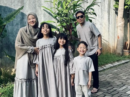 5 Potret Natasha Rizky dan Desta Rayakan Lebaran Bersama Ketiga Anak, Tetap Kompak Bun