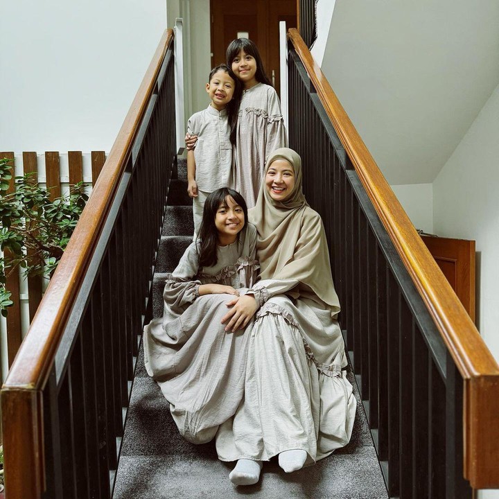 <p>Tahun ini, Natasha bersama ketiga anaknya merayakan Idul Fitri dengan mengenakan pakaian senada berwarna abu-abu. (Foto: Instagram@natasharizkynew)</p>