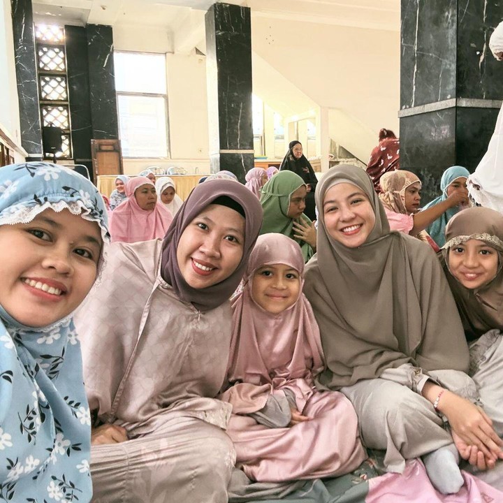 <p>Momen perayaan Idul Fitri tersebut diketahui langsung dari beberapa potret yang diabadikan oleh Natasha di laman Instagram pribadinya, Bunda. (Foto: Instagram@natasharizkynew)</p>