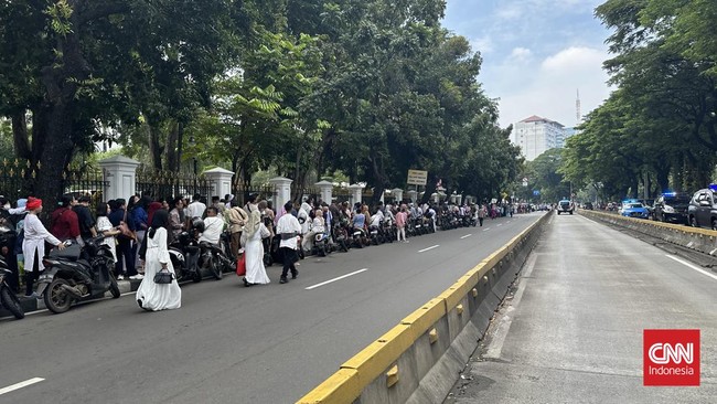 Antusiasme Warga Memuncaki saat Berebut Salaman dengan Presiden Jokowi di Acara Open House