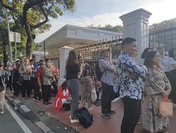 Warga Rela Antre Sejak Pagi Demi Hadiri Open House Jokowi