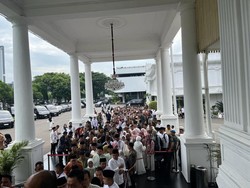 Saat Menteri dan Warga Gantian Antre Salaman dengan Jokowi di Open House