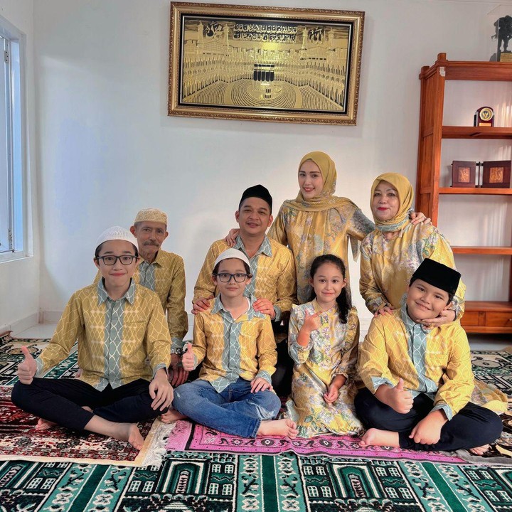 <p>Selain itu, keluarga besar artis lainnya yang mengenakan baju Lebaran seragam adalah Pasha Ungu dan Adelia. Mereka merayakan hari kemenangan ini dengan pakai seragam Lebaran berwarna kuning. (Foto: Instagram@adeliapasha)</p>