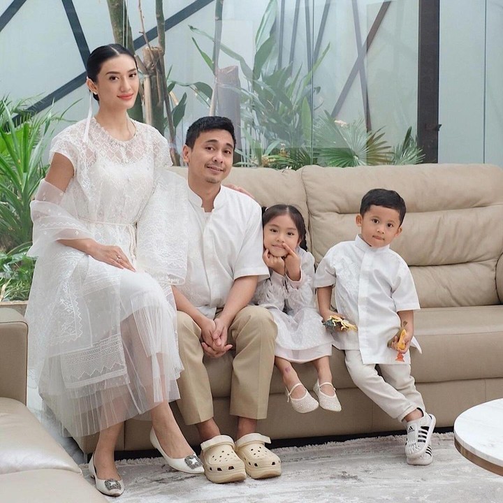 <p>Keluarga kecil Raditya Dika dan Annisa Aziza juga merayakan Idul Fitri tahun ini dengan pakai baju senada berwarna putih, lho. (Foto: Instagram@raditya_dika)</p>