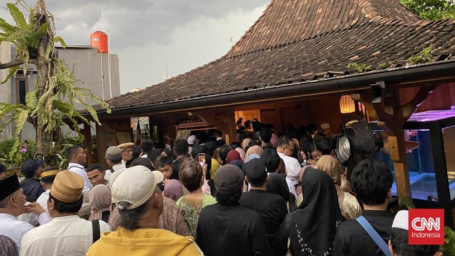 Gelaran open house di kediaman Anies Baswedan, Jakarta Selatan, Rabu (10/4), diramaikan kedatangan ratusan orang.