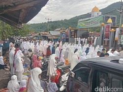 Hujan Deras, Salat Id di Pelabuhan Larantuka Dipindah ke Masjid