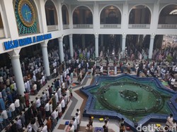 40 Ribu Jemaah Salat Id di Masjid Al-Akbar Surabaya