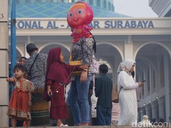 Kehilangan Suami, Anak dan Istri Warnai Salat Id di Masjid Al-Akbar Surabaya