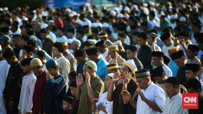 Makan terlebih dahulu sebelum melaksanakan sholat Idul Fitri hukumnya sunnah.