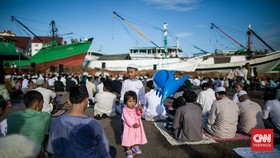 FOTO: Khusyuk Salat Id 1445 H di Pelabuhan Sunda Kelapa