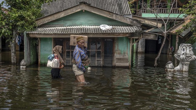 Tiga desa di Kabupaten Demak, Jawa Tengah dilanda banjir dan mengakibatkan ratusan rumah terdampak menyusul jebolnya tanggul Sungai Cabean.