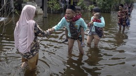 FOTO: Warga Demak Rayakan Lebaran di Tengah Genangan Banjir