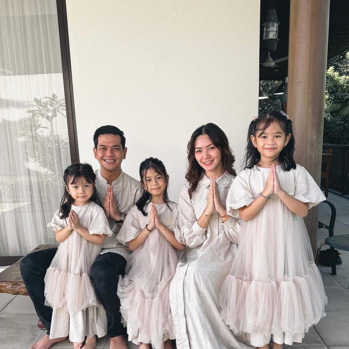 <p>Pertama adalah keluarga pasangan artis Surya Insomnia dan Tiara Renata. Bukan hanya warna baju yang senada, Surya bersama istri dan ketiga anaknya mengenakan baju seragam. "Maafin lahir batin yaa. Ah baju kami senada sekali bukan. Elok gitu terlihatnya. Ah bisa aja kami," tulis Surya. (Foto: Instagram@suryainsomnia)</p>