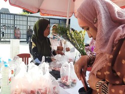 Jual Bunga saat Lebaran di TPU Karet Bivak, Nenek Ini Senang Dagangan Habis