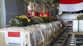 TNI Terjunkan 3,2 Ton Bantuan Makanan dan Obat untuk Pengungsi Gaza